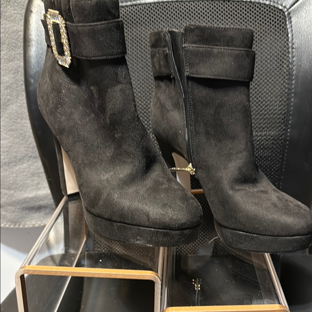 Chic Black Heeled Boots with Stiletto Heel